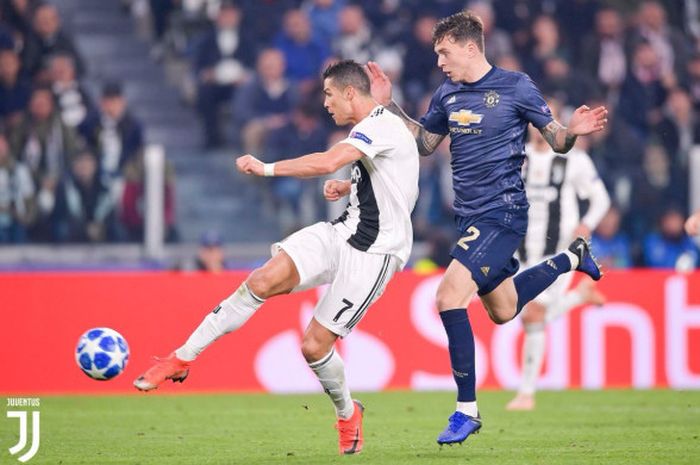  Megabintang Juventus, Cristiano Ronaldo (kiri), mencetak gol ke gawang Manchester United dalam laga Grup H Liga Champions di Stadion Allianz, Turin, Italia pada 7 November 2018. 