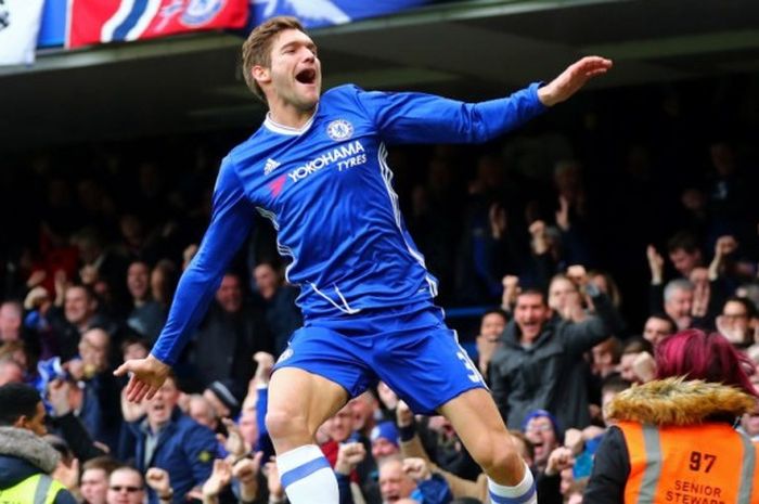 Bek Chelsea, Marcos Alonso, selebrasi usai mencetak gol ke gawang Arsenal pada laga di Stamford Bridge, Sabtu (4/2/2017)