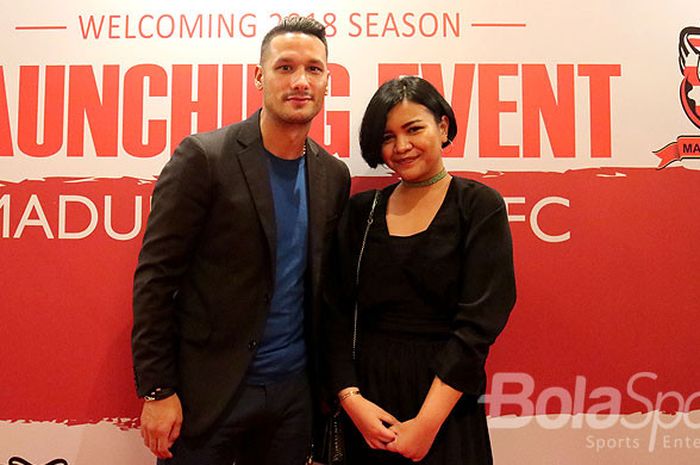 Annisa Zhafarina, putri presiden Madura United, Achsanul Qosasi, berpose dengan gelandang anyar Madura United, Raphael Maitimo, saat menghadiri  acara launching Madura United dan Anniversary yang ke-3 sekaligus perkenalan jersey dan pemain baru untuk musim 2018 yang berlangsung di Ballroom Shangrila Hotel Surabaya, Jawa Timur, Rabu (10/01/2017) malam.