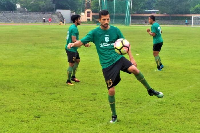 Penyerang Sriwijaya FC, ManucheKhr Dzalilov saat menjalani sesi latihan di Stadion Sriwedari, Solo, Sabtu (3/2/2018)