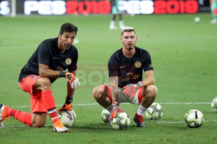 Gianluigi Buffon dan Sebastien Cibois, dua kiper Paris Saint-Germain dalam ajang International Champ