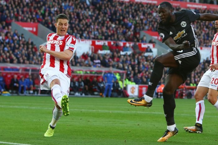 Aksi penyerang Manchester United, Romelu Lukaku, di pertandingan melawan Stoke City di Bet365 Stadium, Sabtu (9/9/2017) malam WIB.