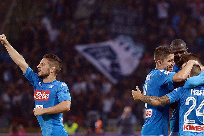 Penyerang Napoli, Jose Callejon, merayakan gol bersama rekan setimnya saat melawan Bologna dalam laga lanjutan Liga Italia 2017-2018 di Stadion Dallara Stadium, Bologna, Italia, pada 10 September 2017.