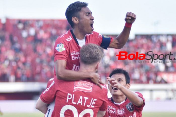   Teriakan Fadil Sausu (atas) seusai mencetak gol Bali United ke gawang PSIS Semarang pada pekan ke-19 Liga 1 2018 di Stadion Kapten I Wayan Dipta, Gianyar, 4 Agustus 2018.   