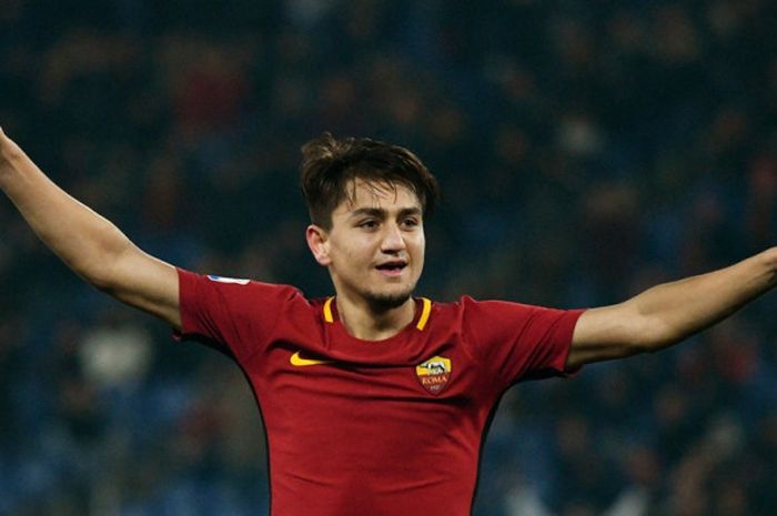 Gelandang AS Roma, Cengiz Under, merayakan gol yang dia cetak ke gawang Benevento dalam laga Liga Italia di Stadion Olimpico, Roma, pada 11 Februari 2018.