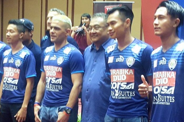 General Manager Arema, Ruddy Widodo (dua dari kanan) dan pemain tim berjulukan Singo Edan saat mempe