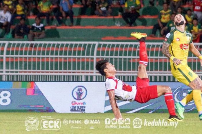 Aksi Achmad Jufriyanto saat mengamankan pertahanan Kuala Lumpur FA yang dijamu Kedah FA pada pekan k