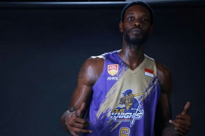 Pemain asing CLS Knights Indonesia, Duke Crews, berpose dengan jersey baru tim untuk mengarungi musim kompetisi ASEAN Basketball League (ABL) 2017-2018.