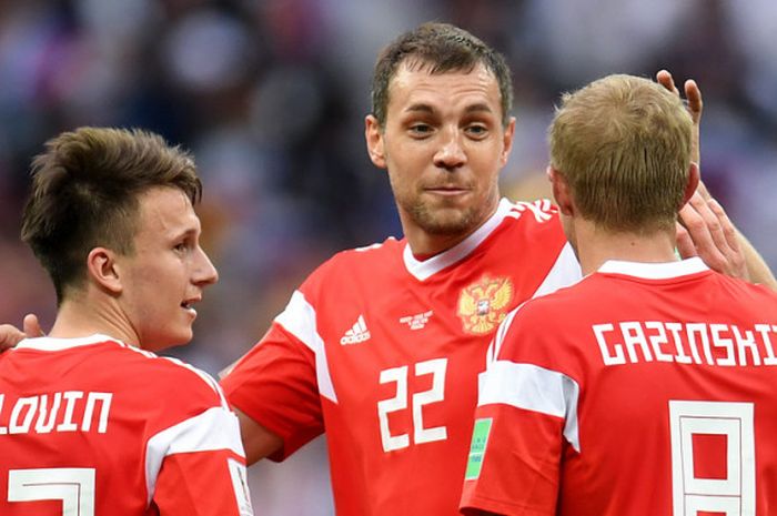 Gelandang Rusia, Aleksandr Golovin (kiri), menerima ucapan selamaty dari rekan-rekannya usai mencetak gol ke gawang Arab Saudi di Grup A Piala Dunia, di Luzhniki Stadium, Moskow, 14 Juni 2018. 