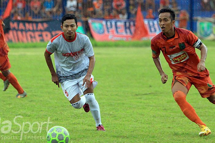 Aksi pemain Persibo Bojonegoro, Khabib Sukron (kanan) saat melakoni pertandingan persahabatan melawan Indonesian Soccer yang berakhir dengan skor 2-1 di Stadion Letjen H Soedirman Bojonegoro, Jawa Timur (26/11/2017).