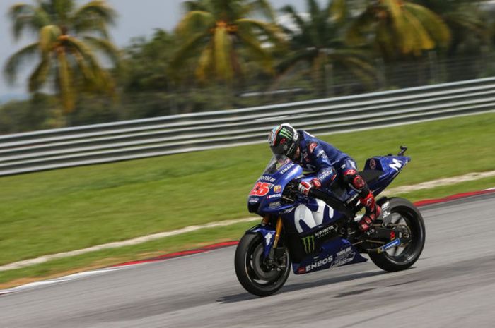 Pebalap tim Movistar Yamaha, Maverick Vinales, saat beraksi pada tes pramusim hari kedua di Sirkuit Sepang, Malaysia, Senin (29/1/2018).