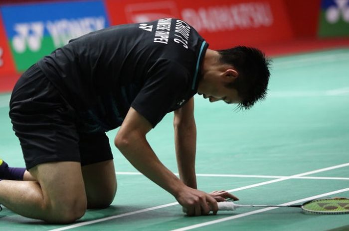  Pebulu tangkis tunggal putra Taiwan, Chou Tien Chen, tertunduk saat menjalani laga semifinal Indonesia Masters 2018 melawan Anthony Sinisuka Ginting (Indonesia) pada semifinal Indonesia Masters 2018 di  Istora Senayan, Jakarta Selatan, pada Sabtu (27/1/2018). 