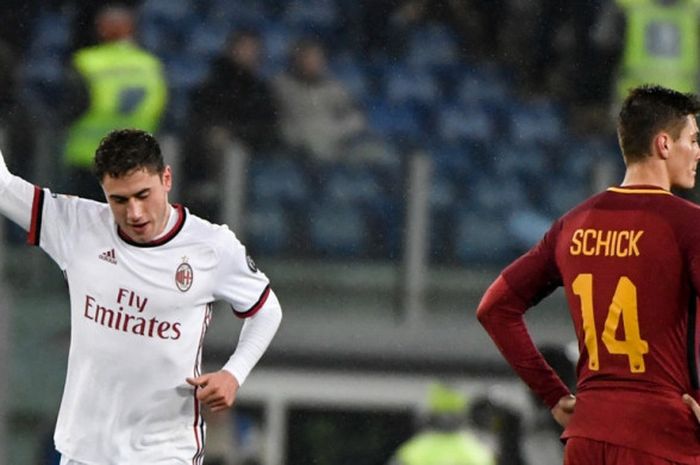 Bek AC Milan, Davide Calabria (kiri), merayakan gol yang dia cetak ke gawang AS Roma dalam laga Liga Italia di Stadion Olimpico, Roma, pada 25 Februari 2018.