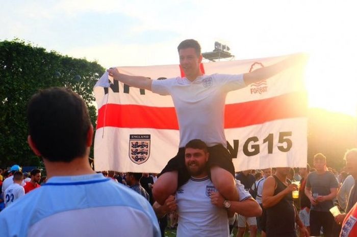 Fans Inggris berfoto di daerah Fan Zone Paris di Champ de Mars dekat menara Eiffel, Sabtu (11/6/2016).