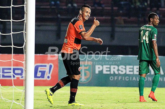 Ekspresi striker Perseru Serui, Silvio Escobar (kiri), saat tampil melawan Persebaya Surabaya pada p