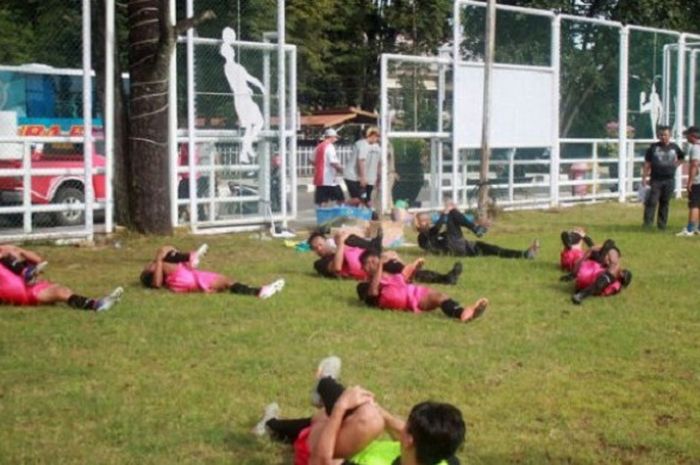 Tim Martapura FC sedang melakukan latihan di Lapangan Murjani Banjarbaru.