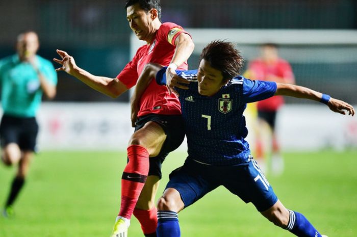 Son Heung-min berebutan bola dengan Teruki Hara pada laga Korea Selatan vs Jepang dalam final cabang sepak bola putra Asian Games 2018 di Stadion Pakansari, 1 September 2018. 