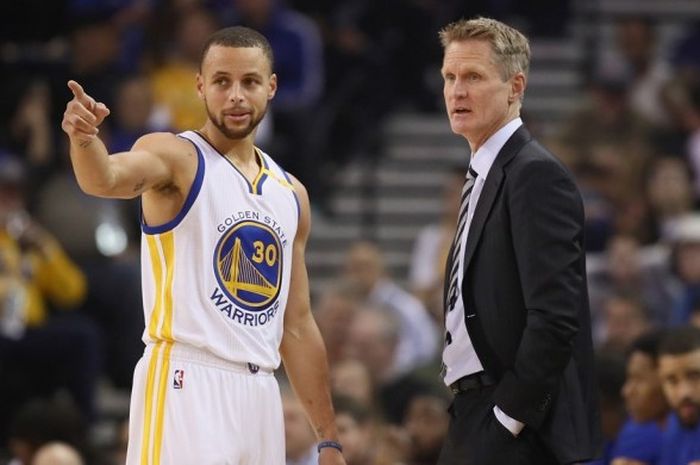 Pelatih kepala Golden State Warriors, Steve Kerr, berbicara dengan Stephen Curry saat menjalani pertandingan musim reguler NBA melawan Detroit Pistons di Oracle Arena, Oakland, California, 12 Januari 2017.