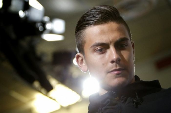 Penyerang Juventus, Paulo Dybala, menghadiri konferensi pers menjelang laga leg kedua babak 16 besar Liga Champions kontra FC Porto di Juventus Stadium, Turin, Italia, pada 13 Maret 2017.