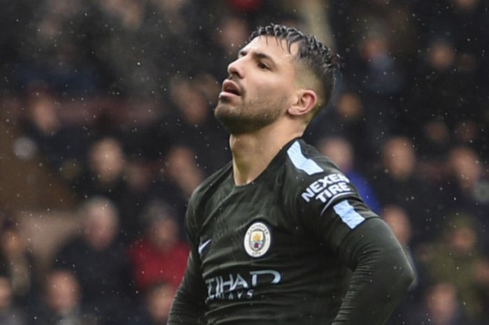 Striker Manchester City, Sergio Aguero, dengan iklan di lengan kiri pada laga melawan Burnley di Turf Moor, Burnley, pada 3 Februari 2018. 