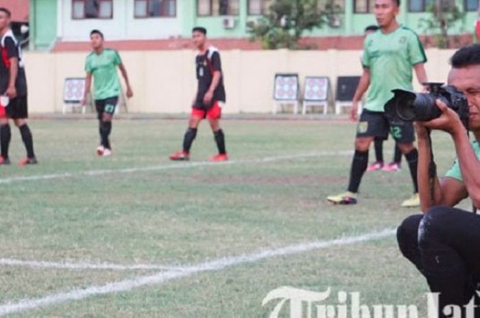 Gelandang milik Persebaya Surabaya, Irfan Jaya , asih membidik menggunakan kamera DSLR saat sesi uji coba internal,Stadion Jenggolo, Sidoarjo, Rabu (26/9/2018)