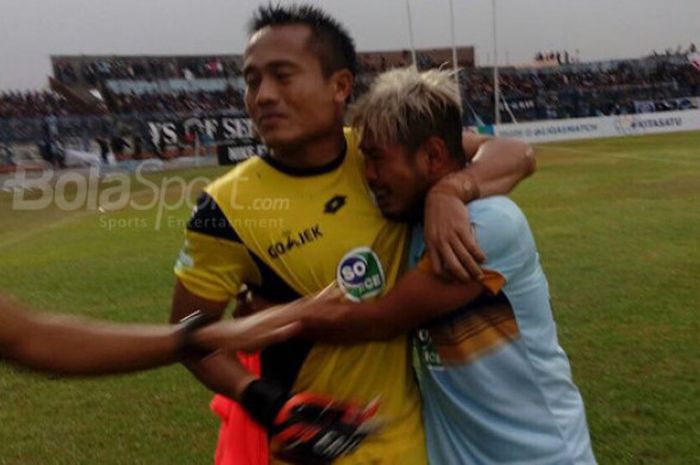 Para pemain Persela Lamongan tak kuasa menahan tangis mendengar kepergian sang kiper, Choirul Huda.