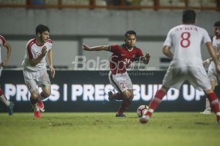 Gelandang timnas Indonesia Andik Vermansah dikepung pemain Timnas Suriha U-23 dalam laga uji coba di Stadion Wibawa Mukti, Cikarang, Kab. Bekasi, pada Sabtu (18/11/2017)