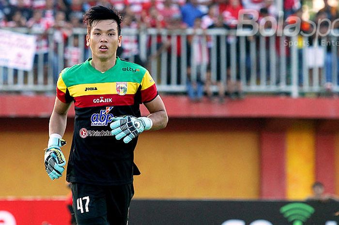 Kiper Mitra Kukar, Gerri Mandagi, saat tampil melawan Madura United pada pekan ketiga Liga 1 2018 di