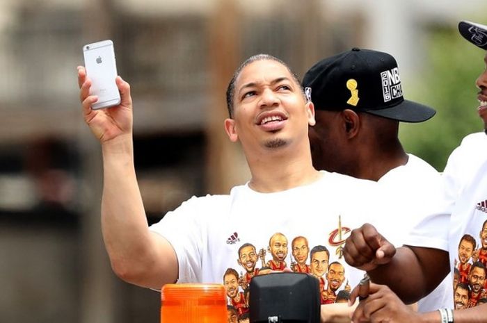 Pelatih kepala Cleveland Cavaliers, Tyronn Lue (tidak memakai topi), saat mengikuti parade kemenangan timnya menjadi Juara NBA 2016 di Cleveland, Ohio, 22 Juni 2016.