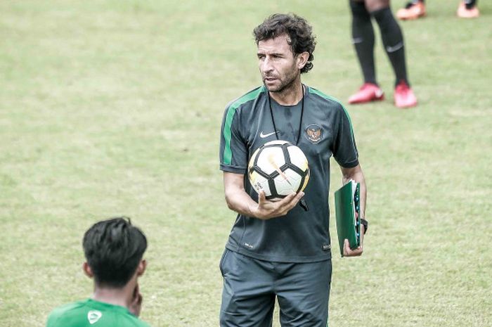 Pelatih Timnas Indonesia, Luis Milla saat menjalani pemusatan latihan timnas U-23 Indonesia di lapangan ABC Senayan, Jakarta.