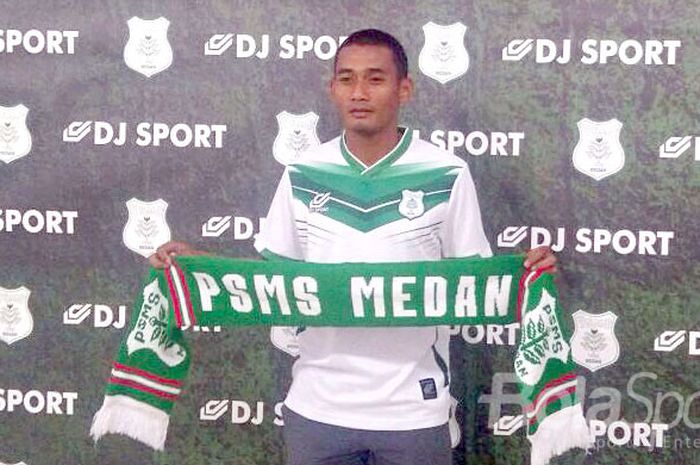 Salah seorang pemain PSMS Medan memperkenalkan jersey home yang akan digunakan di Piala Presiden 2018.