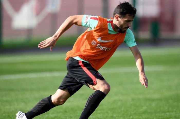 Aksi Bernardo SIlva saat menjalani latihan dengan timnas Portugal menjelang duel Piala Konfederasi lawan Rusia di Kazan, 16 Juni 2017.