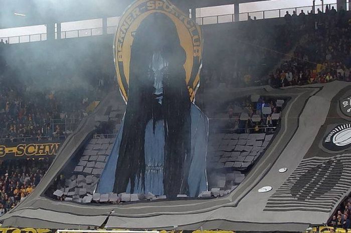 Suporter klub Liga Swiss, Young Boys, melakukan koreografi unik dengan memunculkan penampakan hantu dalam film The Ring.