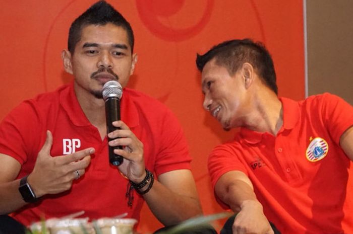 Dua pemain senior Persija, Bambang Pamungkas (kiri) dan Ismed Sofyan dalam acara buka bersama manajemen Macan Kemayoran dan Pengurus Pusat Jakmania di di Spring Hill, Kemayoran, Jakarta Pusat, Rabu (6/6/2018). 