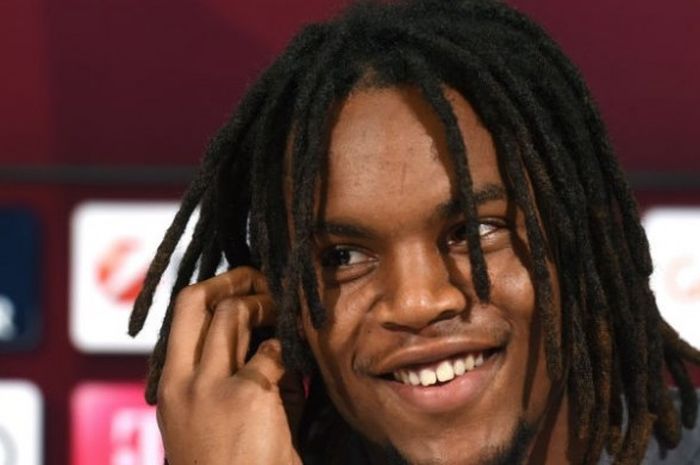 Bek anyar FC Bayern Muenchen, Renato Sanches, menghadiri konferensi pers perdananya di klub tersebut, Sabtu (6/8/2016). 