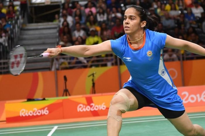 Pebulu tangkis tunggal putri India, Saina Nehwal, mengenbalikan kok dari sang lawan, Lohaynny Vicente (Brasil), pada pertandingan babak penyisihan Olimpiade Rio de Janeiro 2016 di Riocentro, Kamis (11/8/2016).