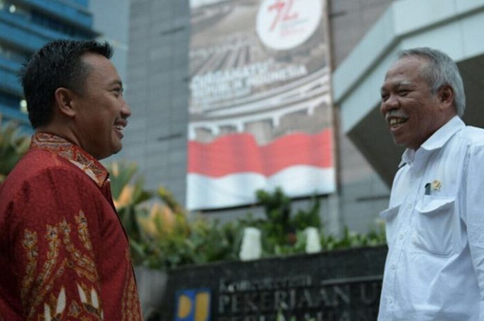 Menpora Imam Nahrawi (kiri) berbicara dengan Menpupera Basuki Hadimuljono di KemenPU Pera, Jakarta, Rabu (6/9/2017) sore. 