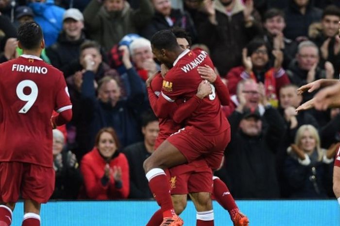 Pemain Liverpool merayakan gol yang dicetak Mohamed Salah dalam laga Liga Inggris kontra Southampton di Stadion Anfield pada Sabtu (18/11/2017).