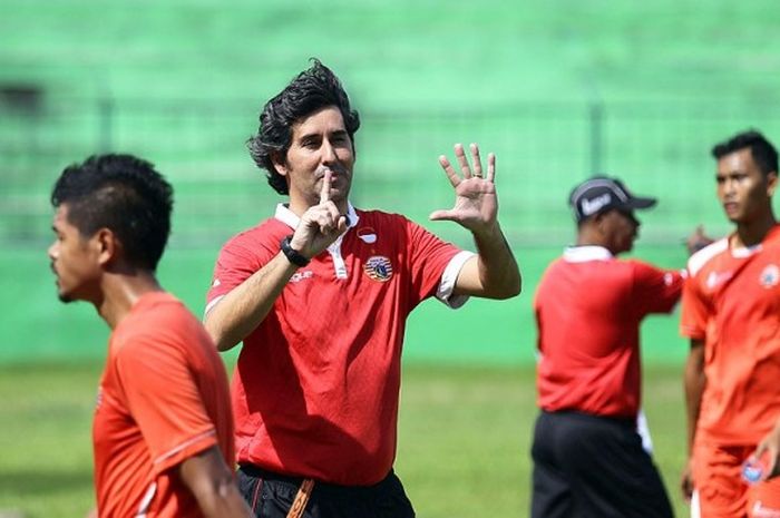 Pelatih Persija Jakarta, Stefano Cugurra alias Teco, memberi instruki kepada pemainnya saat melakukan latihan di Stadion Gajayana Malang, Jawa Timur (07/02/2017).