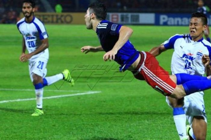 Striker Johor Darul Takzim (JDT), Jorge Pereyra Diaz diganjal pemain bertahan Bengaluru FC di Stadion Larkin, Johor Bahru, Rabu (28/9/2016) malam. 