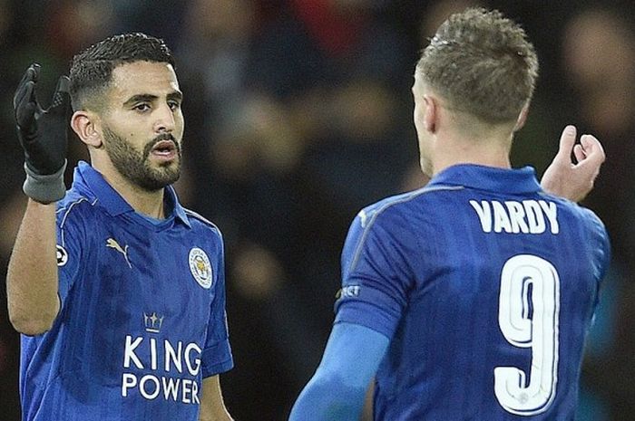 Gelandang Leicester City asal Aljazair, Riyad Mahrez (kiri), merayakan gol dengan rekan setimnya, Jamie Vardy, saat melawan Kobenhavn dalam laga lanjutan grup G Liga Champions di Stadion King Power, Leicester, pada 18 Oktober 2016.