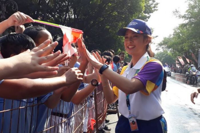 Dian Sastrowardoyo menyapa masyarakat Kota Solo sebelum membawa api obor Asian Games 2018, Kamis (17/9/2018).