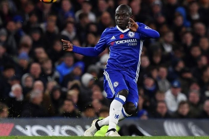 N'Golo Kante melepaskan umpan lambung saat Chelsea melawan Everton pada partai lanjutan Premier League - kasta pertama Liga Inggris - di Stadion Stamford Bridge, 5 November 2016.