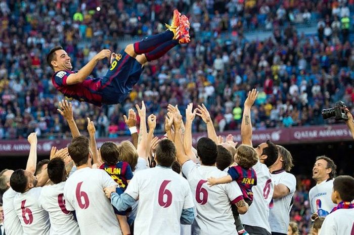 Gelandang Barcelona, Xavi Hernandez, diarak oleh rekan setimnya di penghujung laga lanjutan La Liga 2014-2015 melawan Deportivo La Coruna di Stadion Camp Nou, Barcelona, pada 23 Mei 2015.
