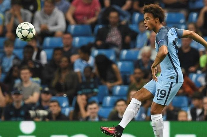 Leroy Sane melepaskan tendangan saat Manchester City melawan Borussia Moenchengladbach pada partai fase grup Liga Champions di Stadion Etihad, 14 September 2016.