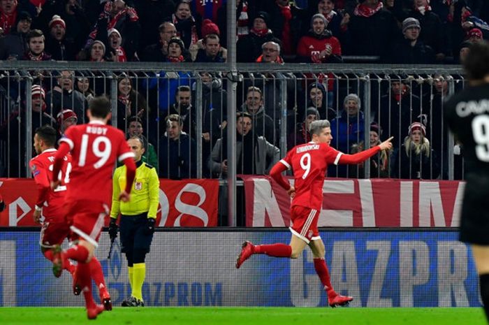 Striker Bayern Muenchen, Robert Lewandowski (kanan), merayakan gol yang dia cetak ke gawang Paris Saint-Germain dalam laga Grup B Liga Champions di Stadion Fusball Arena Muenchen, Munich, Jerman, pada 5 Desember 2017.