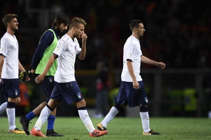 Para pemain timnas Italia melangkah gontai keluar lapangan selepas partai Kualifikasi Piala Dunia 2018 melawan Makedonia di Stadion Olimpico Grande Torino, 6 Oktober 2017.