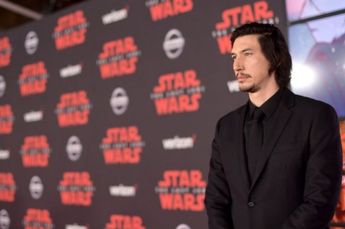 Pemeran Kylo Ren, Adam Driver, berpose pada pemutaran perdana Star Wars: The Last Jedi di The Shrine Auditorium, Los Angeles, California, 9 Desember 2017.