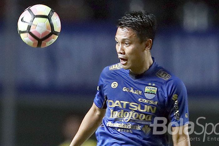 Aksi gelandang Persib Bandung, Dedi Kusnandar, saat tampil melawan Persija Jakarta dalam laga lanjutan Liga 1 di Stadion Gelora Bandung Lautan Api, Kab. Bandung, pada 22 Juli 2017.