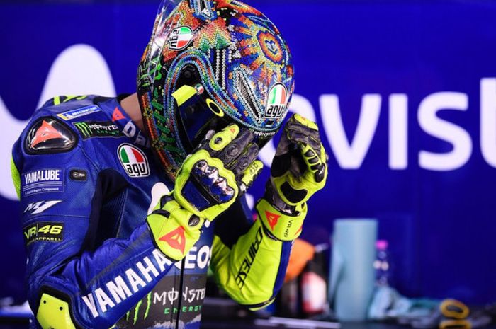        Pebalap Movistar Yamaha, Valentino Rossi, tengah bersiap sesaat sebelum mengikut sesi uji coba MotoGP 2018 yang berlangsung di Catalunya, Spanyol, Senin (18/6/2018).       